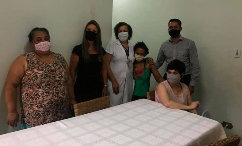 Caio Salgado garante vacinação para duas assistidas da APAE São Caetano