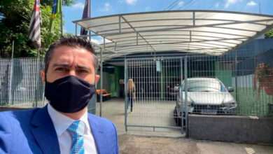 Caio Salgado em frente a Escola Municipal Anacleto Campanella