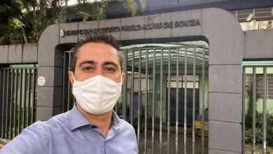 Caio em frente a escola