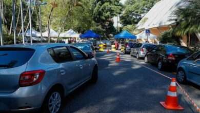 carros em fila para vacinação
