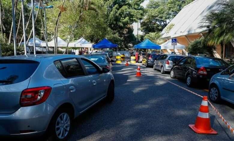 carros em fila para vacinação