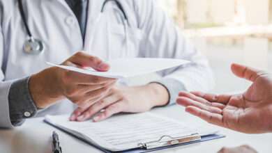 medico entregando atestado ao paciente