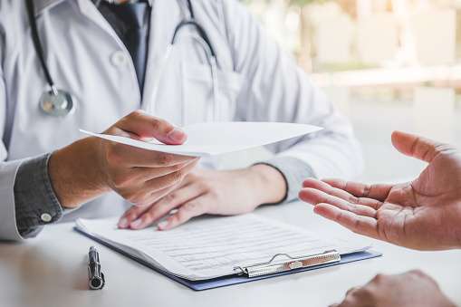 medico entregando atestado ao paciente