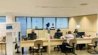 Pessoas no computador atendendo consumidores