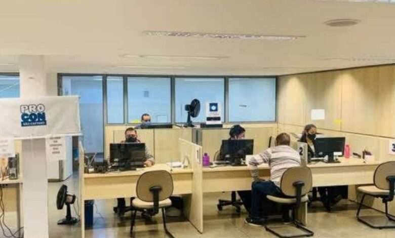 Pessoas no computador atendendo consumidores