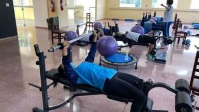 pessoa deitada levantando barra de musculação