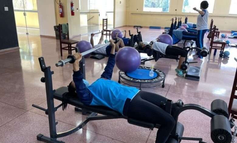 pessoa deitada levantando barra de musculação