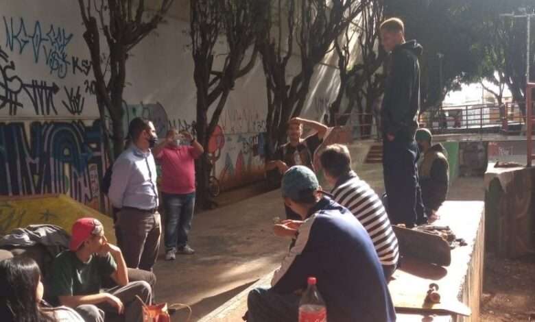 Pessoas sentadas conversando