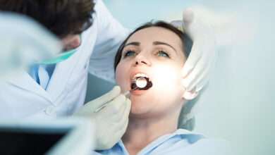 paciente com a boca aberta no dentista