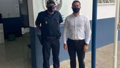 Guarda Civil Municipal e Vereador um ao lado do outro