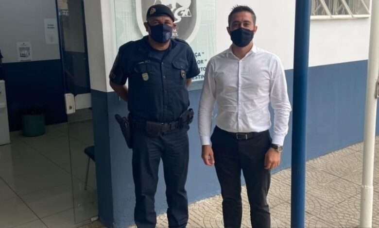 Guarda Civil Municipal e Vereador um ao lado do outro