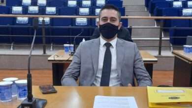 Caio Salgado de terno sentado no Plenário da Câmara Municipal de São Caetano do Sul