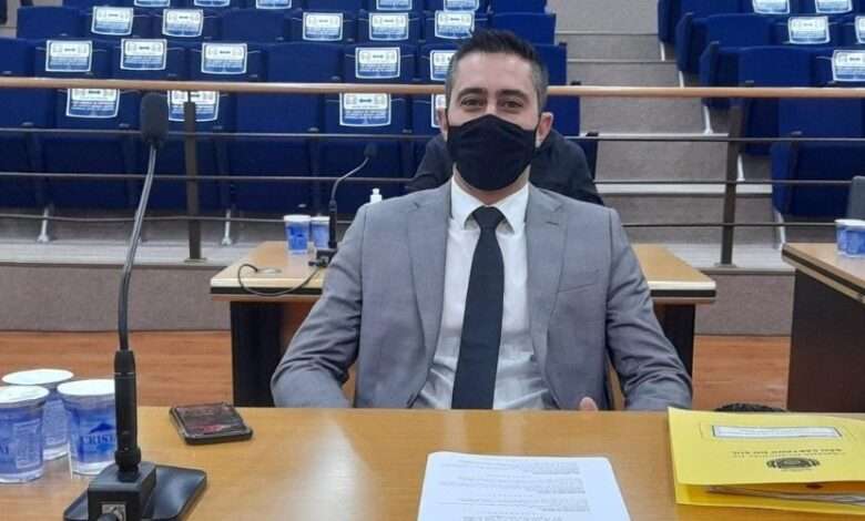 Caio Salgado de terno sentado no Plenário da Câmara Municipal de São Caetano do Sul