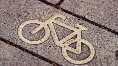 Desenho de uma bicicleta no chão