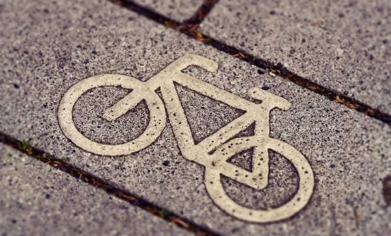 Desenho de uma bicicleta no chão