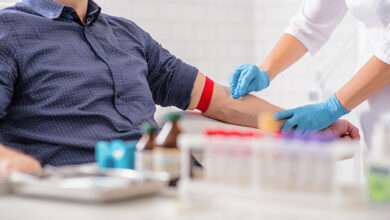 Homem sentado para doação de sangue