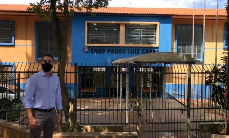 Caio Salgado em frente à EMEF Padre Luiz Capra