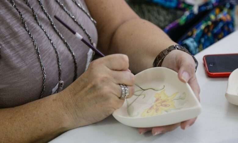 mulher pintando louça