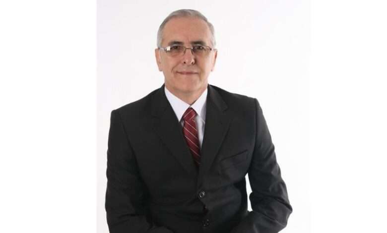 Secretário Municipal de Segurança Jorge Martins Salgado de terno preto, camisa branca e gravata na cor vinho